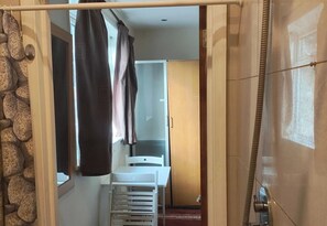 Interior - Studio Sleeps 2 with Parking (London)