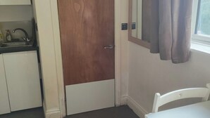 Interior - Studio Sleeps 2 with Parking (London)