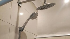 Shower, towels - Studio Sleeps 2 with Parking (London)