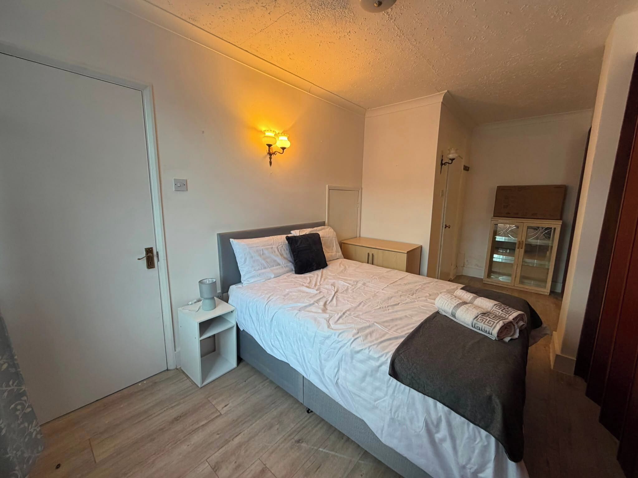 Iron/ironing board, bed sheets