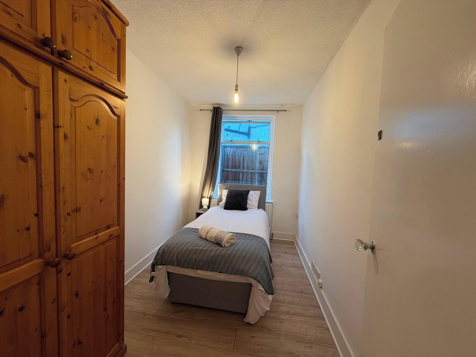 Iron/ironing board, bed sheets