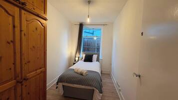 Iron/ironing board, bed sheets