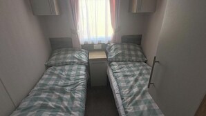 Room - Cabin - Sleeps 8 - Garden and Parking (St. Leonards-on-Sea)