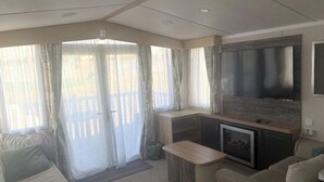 Living area - Cabin - Sleeps 8 - Garden and Parking (St. Leonards-on-Sea)
