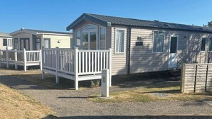 Exterior - Cabin - Sleeps 8 - Garden and Parking (St. Leonards-on-Sea)