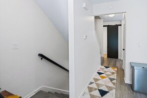 Eine Treppe mit Handlauf und einem Teppichbelag.
