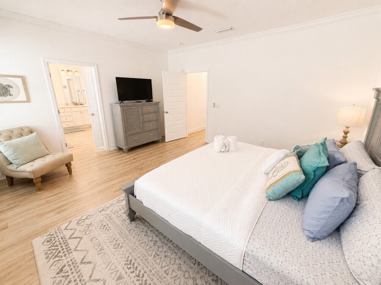 5 bedrooms, travel crib, WiFi, bed sheets