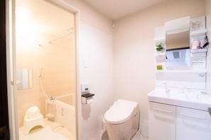 A bathroom with a toilet, a shower, and a sink. - Arbor house                      (Kagoshima , Nishida)