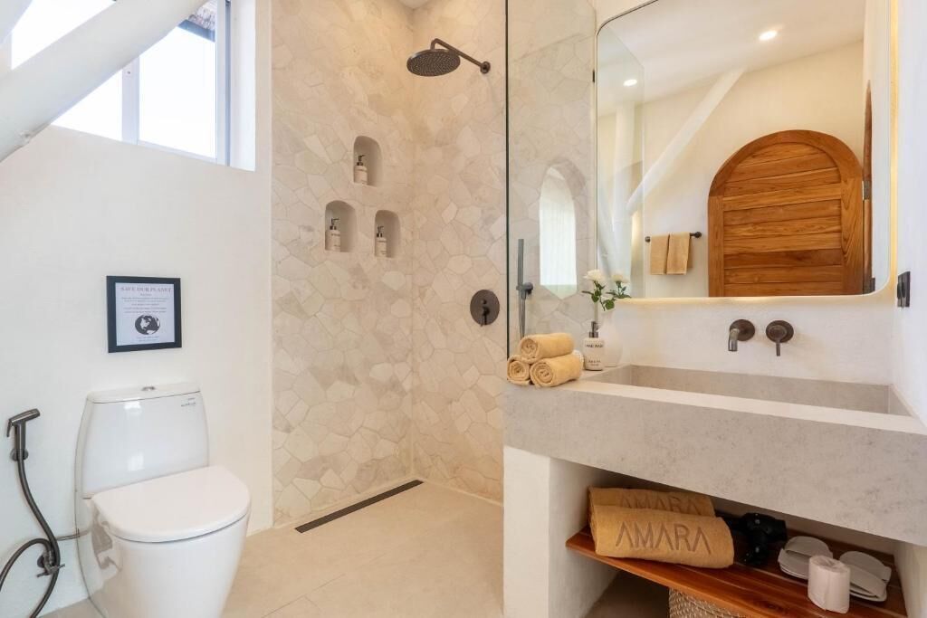 Chambre Double, balcon, vue partielle sur l'océan | Salle de bain | Chaussons