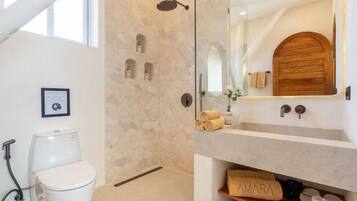 Chambre Double, balcon, vue partielle sur l'océan | Salle de bain | Chaussons