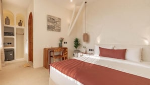 Ein Schlafzimmer mit einem großen Bett, einem Schreibtisch und einem Stuhl.
