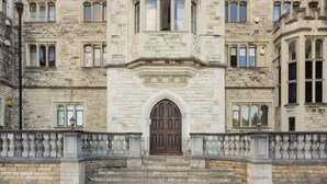 Un bâtiment historique doté d’une entrée centrale, de nombreuses fenêtres et d’une façade symétrique.