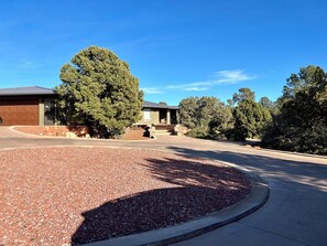 Exterior - Sedona Luxury 5-Bedrm Oasis, Pool-Spa, Yoga, Views (Sedona)