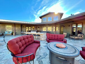 Outdoor dining - Sedona Luxury 5-Bedrm Oasis, Pool-Spa, Yoga, Views (Sedona)
