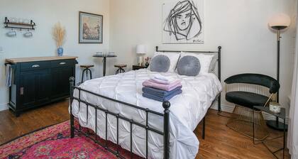 Peaceful studio with AC in vibrant Los Angeles neighborhood