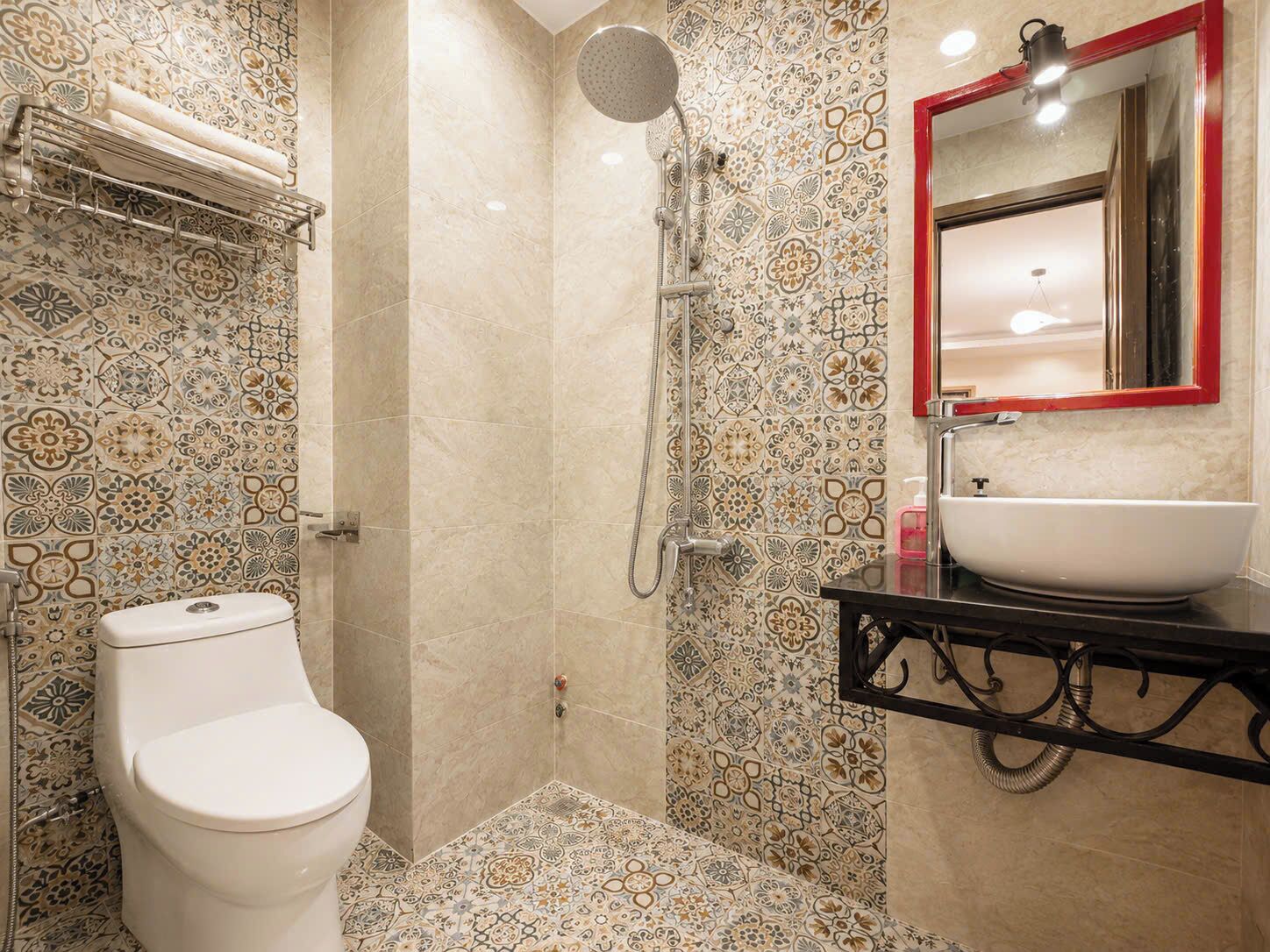 Deluxe Double Room, City View | Bathroom | Hair dryer, slippers, towels, soap