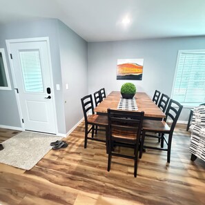 Unclassified image, 5 of 32, button - Fresh rebuilt Quaint 5-bedroom house in charming Washington with cool AC (Washington)