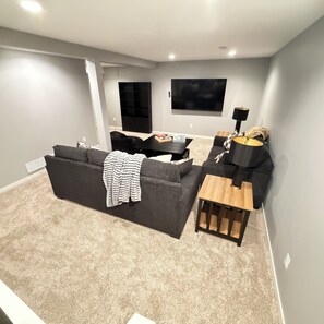 Unclassified image, 3 of 32, button - Fresh rebuilt Quaint 5-bedroom house in charming Washington with cool AC (Washington)