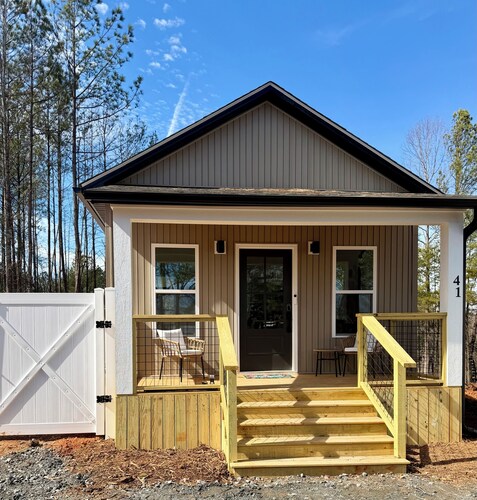 New- Cozy Tiny House- 5 mins from TIEC