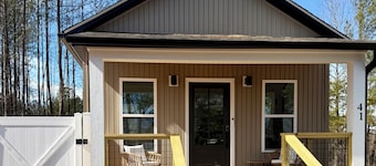 New- Cozy Tiny House- 5 mins from TIEC