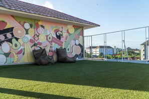Ein Gebäude mit Wandgemälde von bunten Obst und Gemüse.