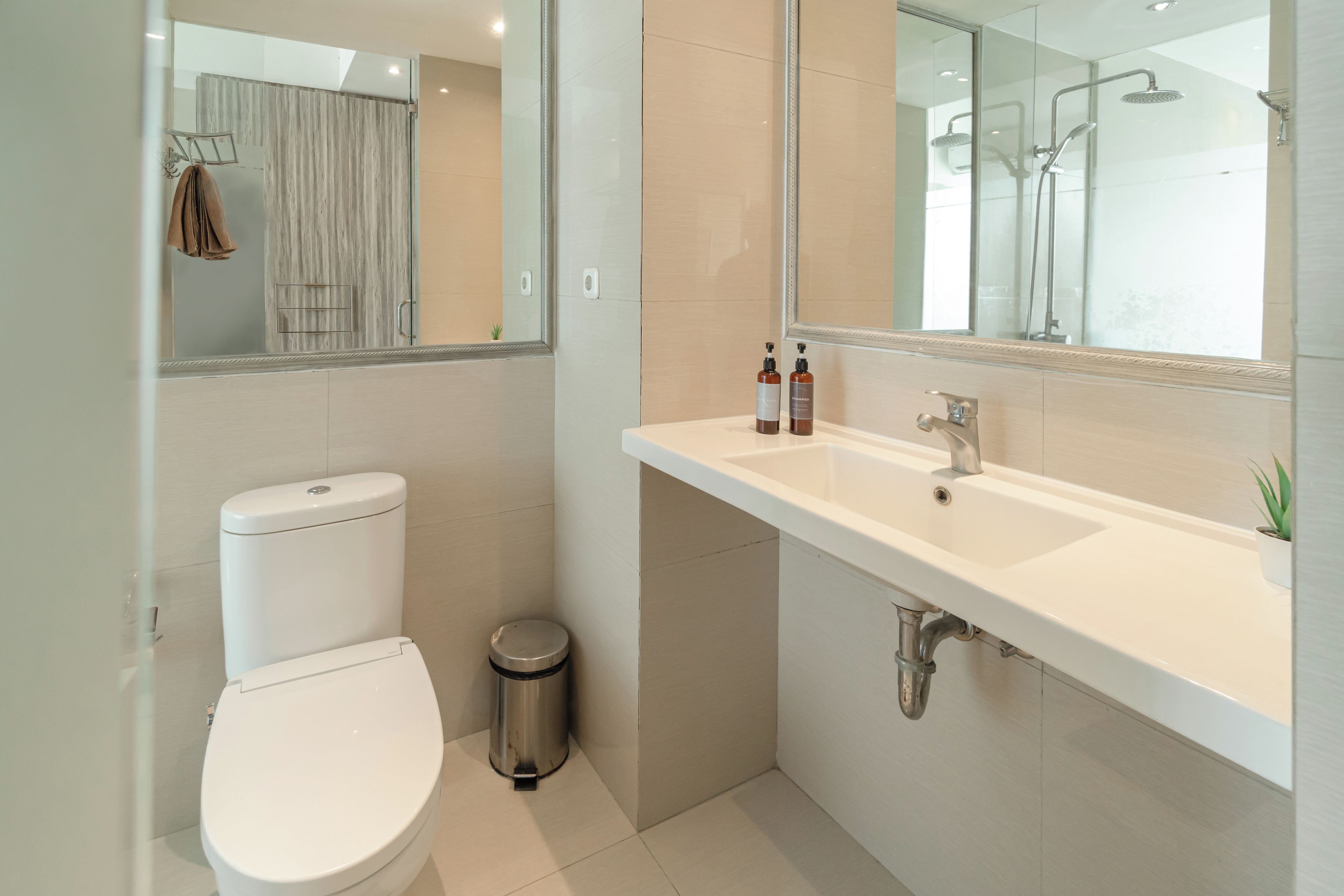 Ein modernes Badezimmer mit Toilette, Waschbecken und Dusche.