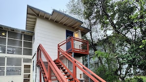 Una scala in legno che conduce a un edificio con un'ala di garage.