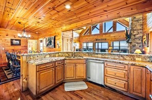 Private kitchen - Blue Hue Horizon Lodge spacious 4-bedrooms/4 bath (9 beds) (Sevierville)