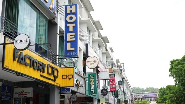 Ein Hotel mit einem Schild, das 'HOTEL' ausweist, und einem 'FACTORY OP'-Schild darunter.
