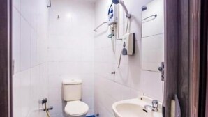 Ein kleines Badezimmer mit Toilette, Waschbecken und Dusche.