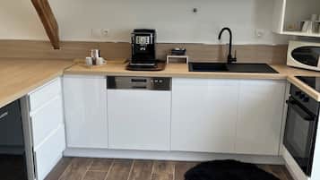 Cafetera y tetera, refrigerador, microondas y horno