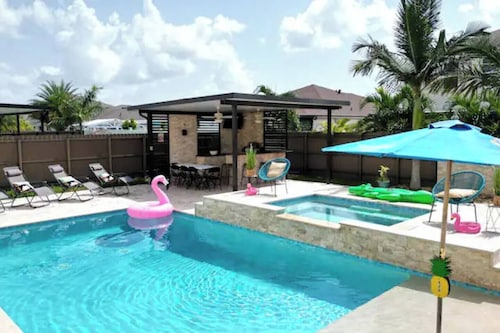 4BR Vacation Home w/ Spa, Pool, Outdoor BBQ& Patio