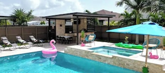4BR Vacation Home w/ Spa, Pool, Outdoor BBQ& Patio