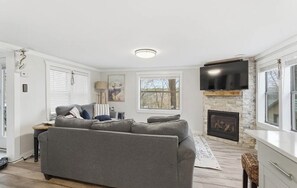 Living area - Make Memories at Center Hill Lake — Your Home Away From Home Family Friendly Fun (Smithville)