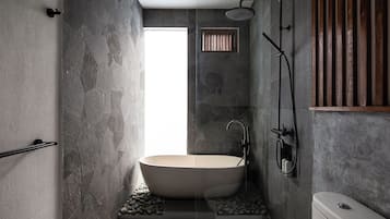 Villa, 2 slaapkamers, balkon, uitzicht op zwembad | Badkamer | Gratis toiletartikelen, een haardroger, handdoeken, zeep