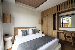 Een moderne hotelkamer met een groot bed, nachtkastjes, een raam met uitzicht en een houten plafond.