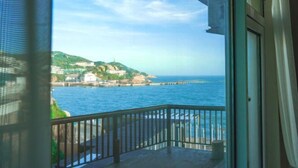 Un balcone con vista sul mare e sulla costa in lontananza.