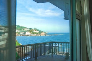 A balcony with a view of the sea and a distant coastline. - Dongji Inter national Youth Hostel (Zhoushan)