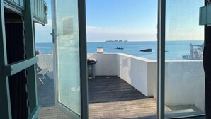 Un balcone con vista sul mare e sulle barche.