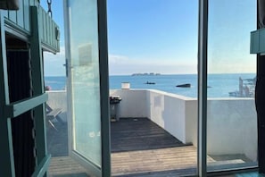 A balcony with a view of the sea and boats. - Dongji Inter national Youth Hostel (Zhoushan)