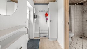 Ein modernes Badezimmer mit Dusche, Toilette und Waschbecken.