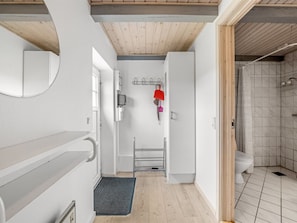 Un baño moderno con ducha, inodoro y lavamanos.