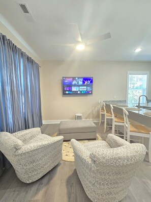 Living area - Simply Escape Just a Block Away from UNCW and 10 Minutes to Downtown and Beach (Wilmington)