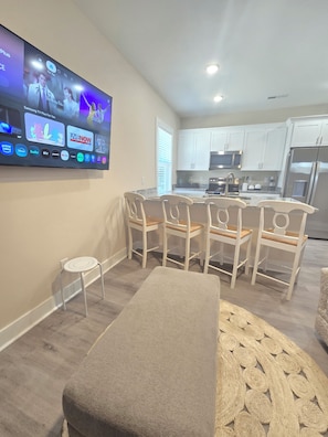 Interior - Simply Escape Just a Block Away from UNCW and 10 Minutes to Downtown and Beach (Wilmington)