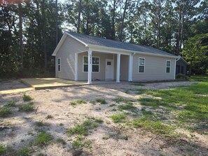 Exterior - Simply Escape Just a Block Away from UNCW and 10 Minutes to Downtown and Beach (Wilmington)