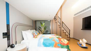 Un dormitorio moderno con cama, mesita de noche y un pequeño escritorio.