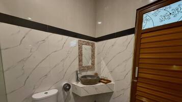 Quarto luxo, vista para a piscina | Banheiro