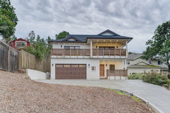 Exterior - Delightful King Bedroom in house with AC in charming Sonoma (Sonoma)