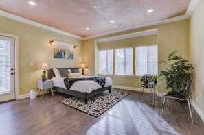 Room - Delightful King Bedroom in house with AC in charming Sonoma (Sonoma)