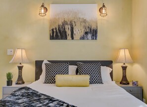 Room - Delightful King Bedroom in house with AC in charming Sonoma (Sonoma)